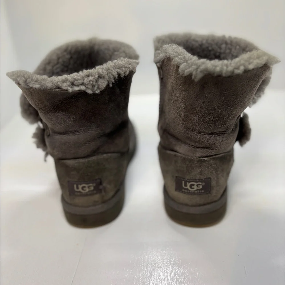 UGG Bailey Button Original used boots kids size 3 S/N 5991